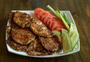 香煎肉饼配新鲜蔬菜