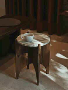 简约木质边几上的茶具