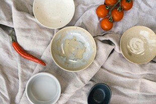 简约餐具与蔬果静物组合