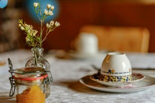 温馨餐桌咖啡与小花装饰