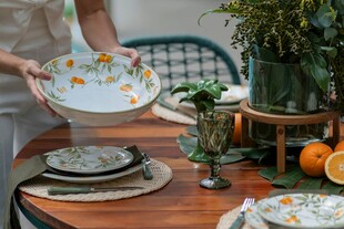 精致餐具装点温馨餐桌