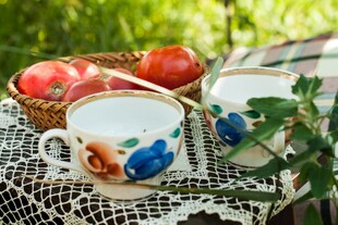 田园风茶具与水果静物图