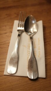 银质餐具置于餐巾之上