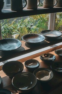 古朴陶艺展示于窗前