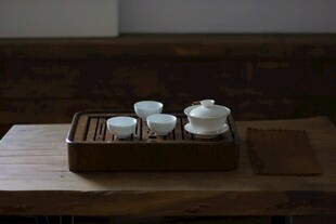 中式茶具摆放在古朴木桌