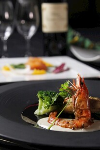 精致摆盘的美味海鲜料理