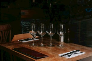 精致餐桌摆台与高脚杯