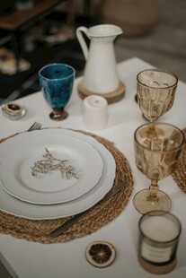 精致餐桌餐具布置展示