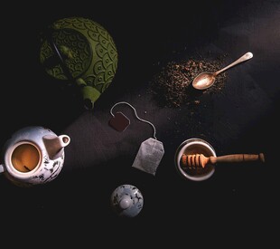 精致茶具与茶品的优雅组合