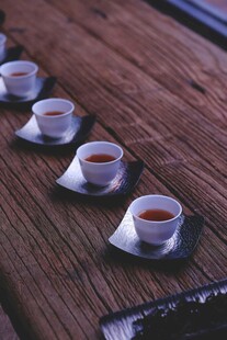 木质桌上的精致茶杯组合