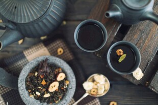 中式茶具与茶饮展示