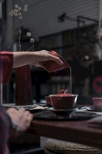 优雅茶艺表演瞬间