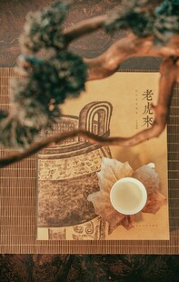 复古风桌面摆件与咖啡杯
