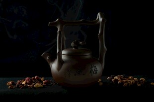 古朴茶壶与散落茶叶