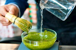 抹茶制作过程中的注水瞬间