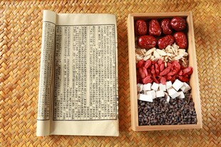 古籍旁的多彩中药材