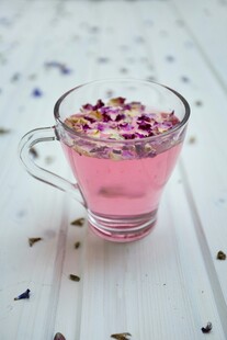 玫瑰花瓣泡制的粉色花茶
