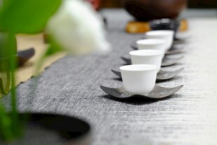 精致茶具排列展示
