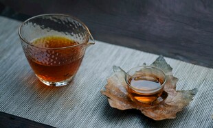 中式茶具与琥珀色茶汤