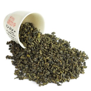 倾倒出的清香绿茶茶叶