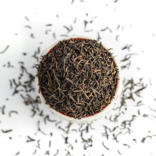 碗中散装茶叶特写