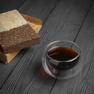 传统砖茶与泡好的茶汤