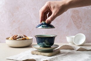 手掀盖碗品茶韵