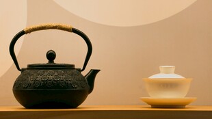 古朴茶壶与茶杯组合