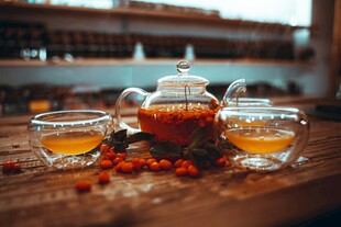 玻璃茶具中的养生花果茶