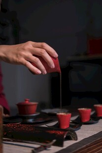 手斟香茗展中式茶艺韵
