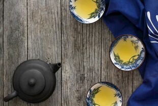 中式茶具与茶饮展示