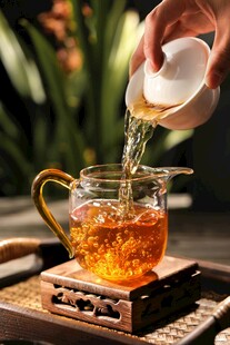 手冲热茶于精致茶具中