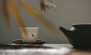 中式茶具静置于古朴桌面