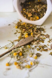 散落的洋甘菊与盛放花朵