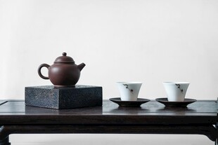 中式茶具摆设于古朴桌台