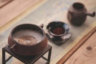 古朴茶具静置于木质桌面