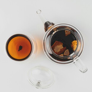玻璃茶壶与橙色蜡烛摆件