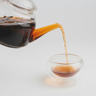 茶壶倒茶入杯瞬间