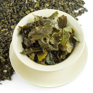白瓷碗中的鲜嫩茶叶