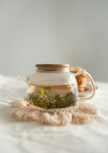 玻璃茶壶中的清新花草茶