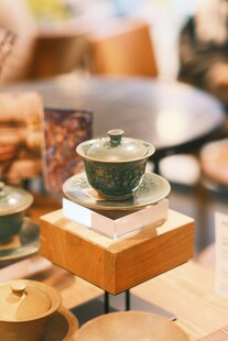 精致茶具展示于古朴空间
