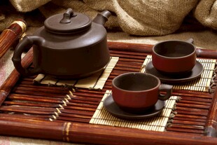 中式茶具摆设于竹制茶盘上