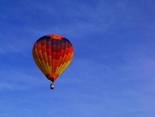 蓝天下的绚丽热气球