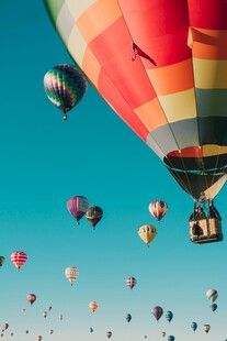 天空中缤纷多彩的热气球