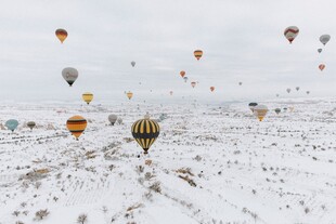 雪地上空多彩热气球飞舞