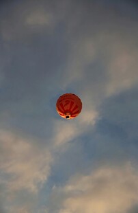 天空中漂浮的红色热气球