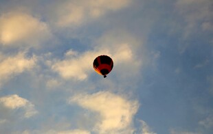 天空中飞翔的彩色热气球