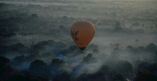 空中热气球穿梭云海间