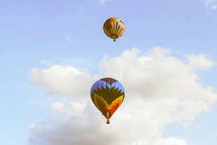 天空中飞翔的多彩热气球