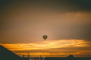 夕阳下的空中热气球